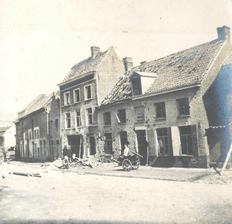 Beschadigde gebouwen in de Beverenstraat